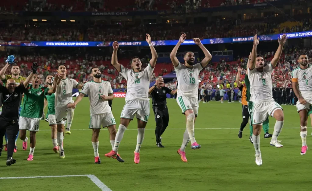 اللاعب أمين شياخة مع منتخب الجزائر